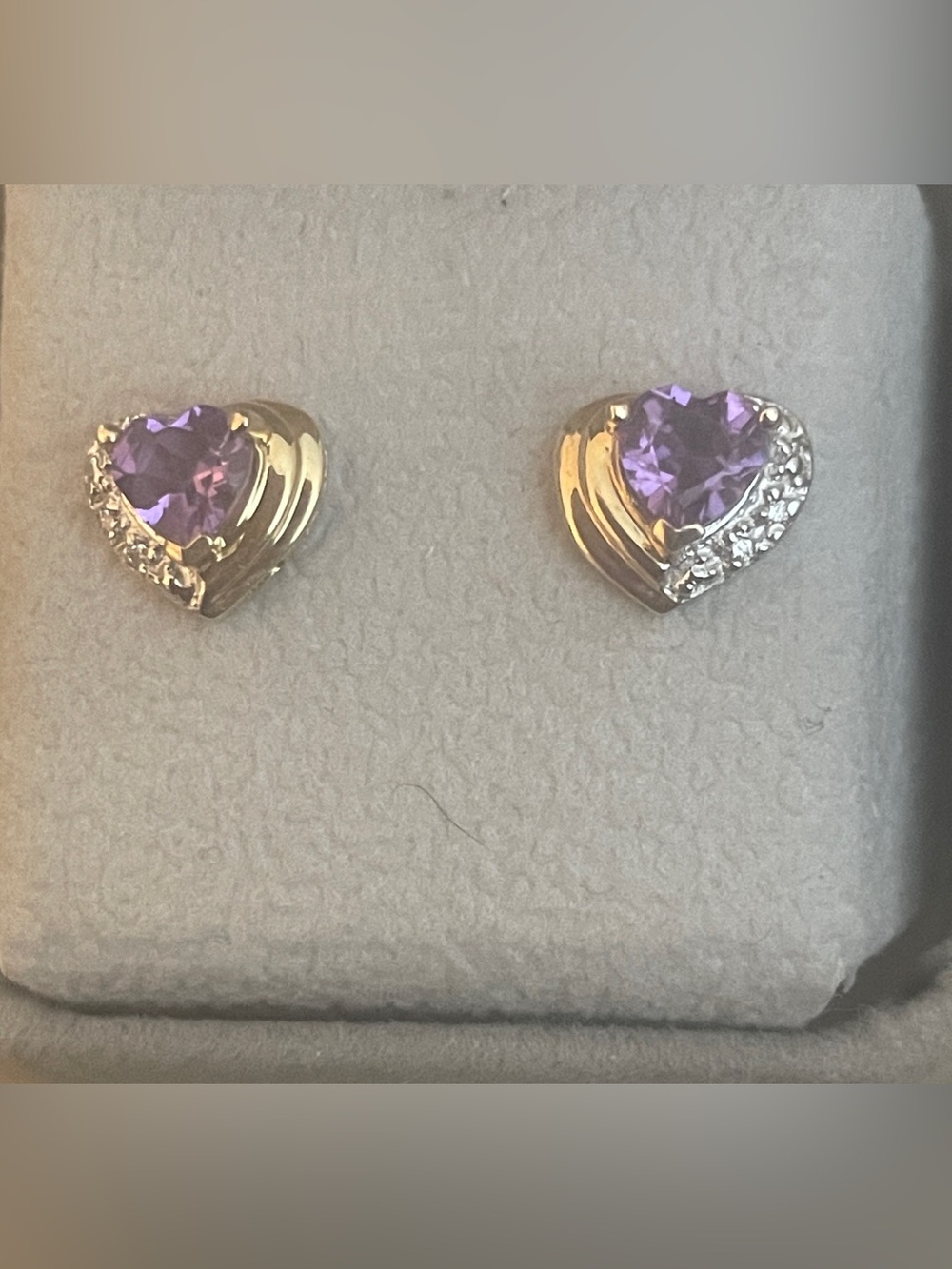 10K solid Gold stud heart earrings with Amethyst stone! NEW Great gift! NWOT!